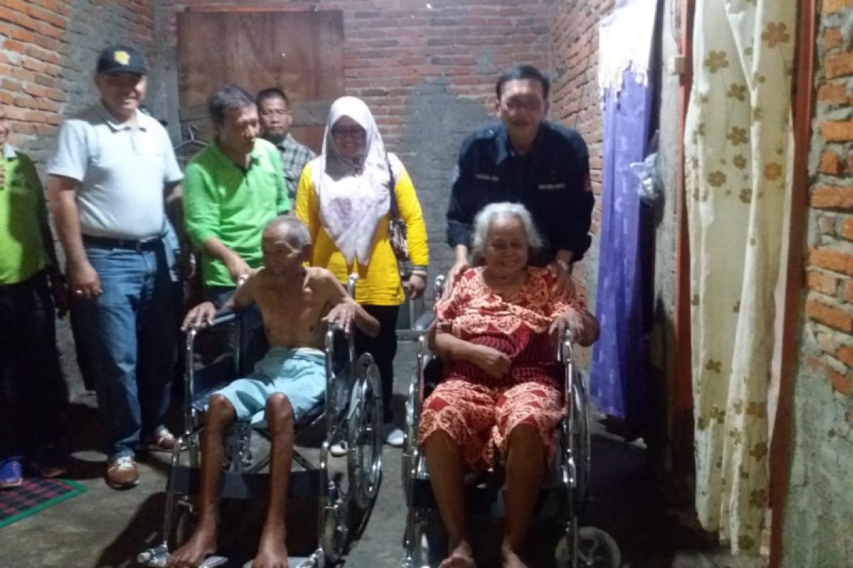 Bupati serahkan kursi roda kepada pasangan suami istri di Lunang