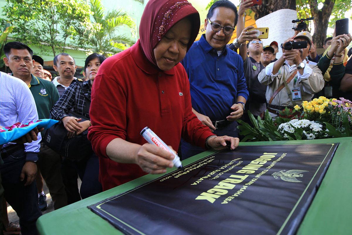 Kebun Binatang Surabaya kini dilengkapi jogging track dan media center