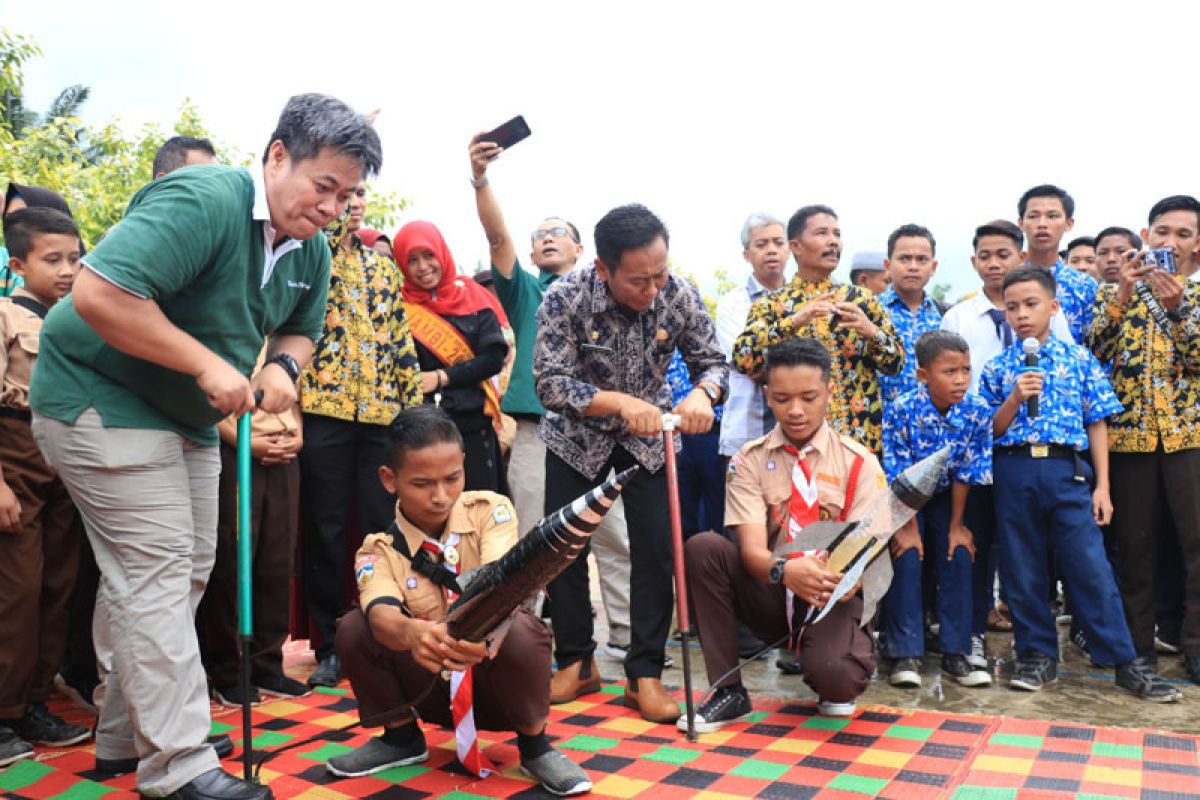 Dua siswa SMPN 12 Tanjabtim ciptakan roket air