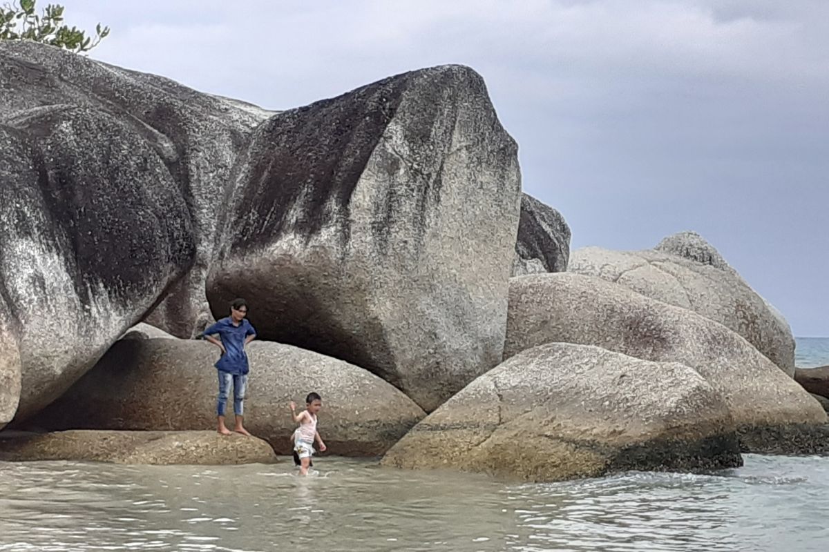 Menyusuri batu purba di Natuna