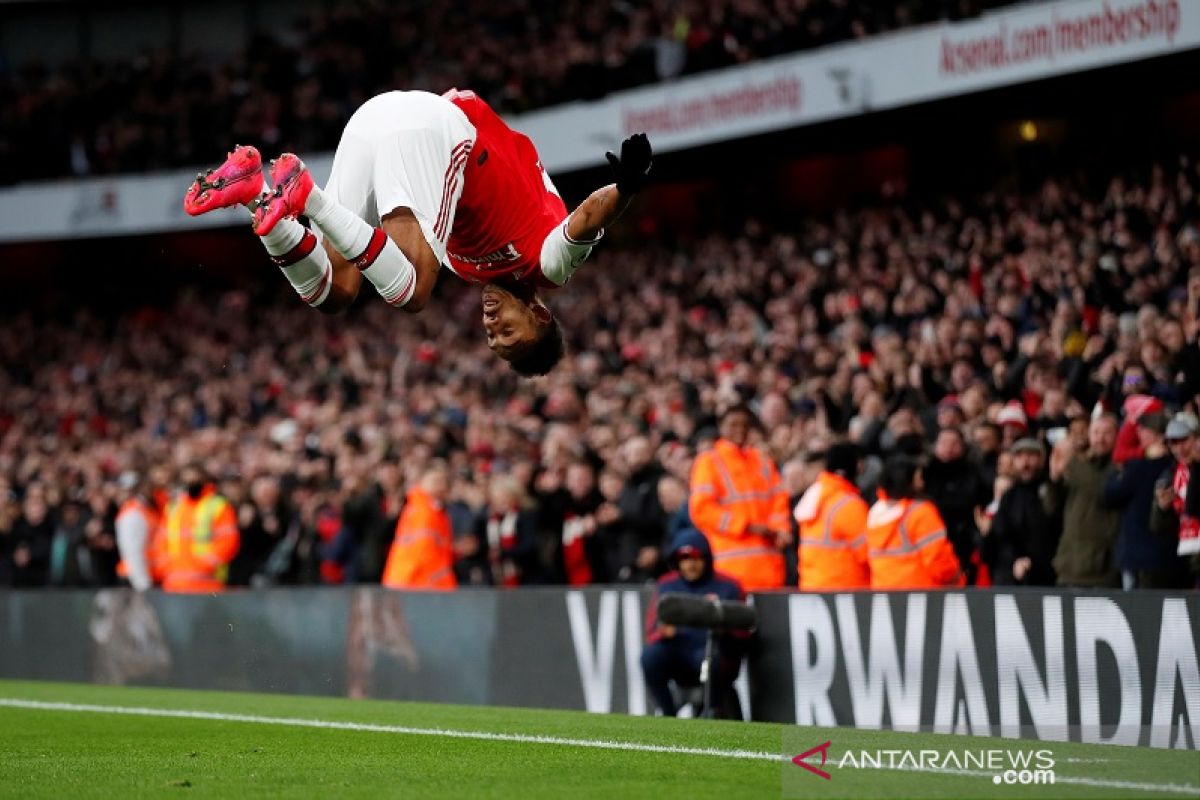 Liga Inggris: Dwigol Aubameyang bawa Arsenal salip Everton