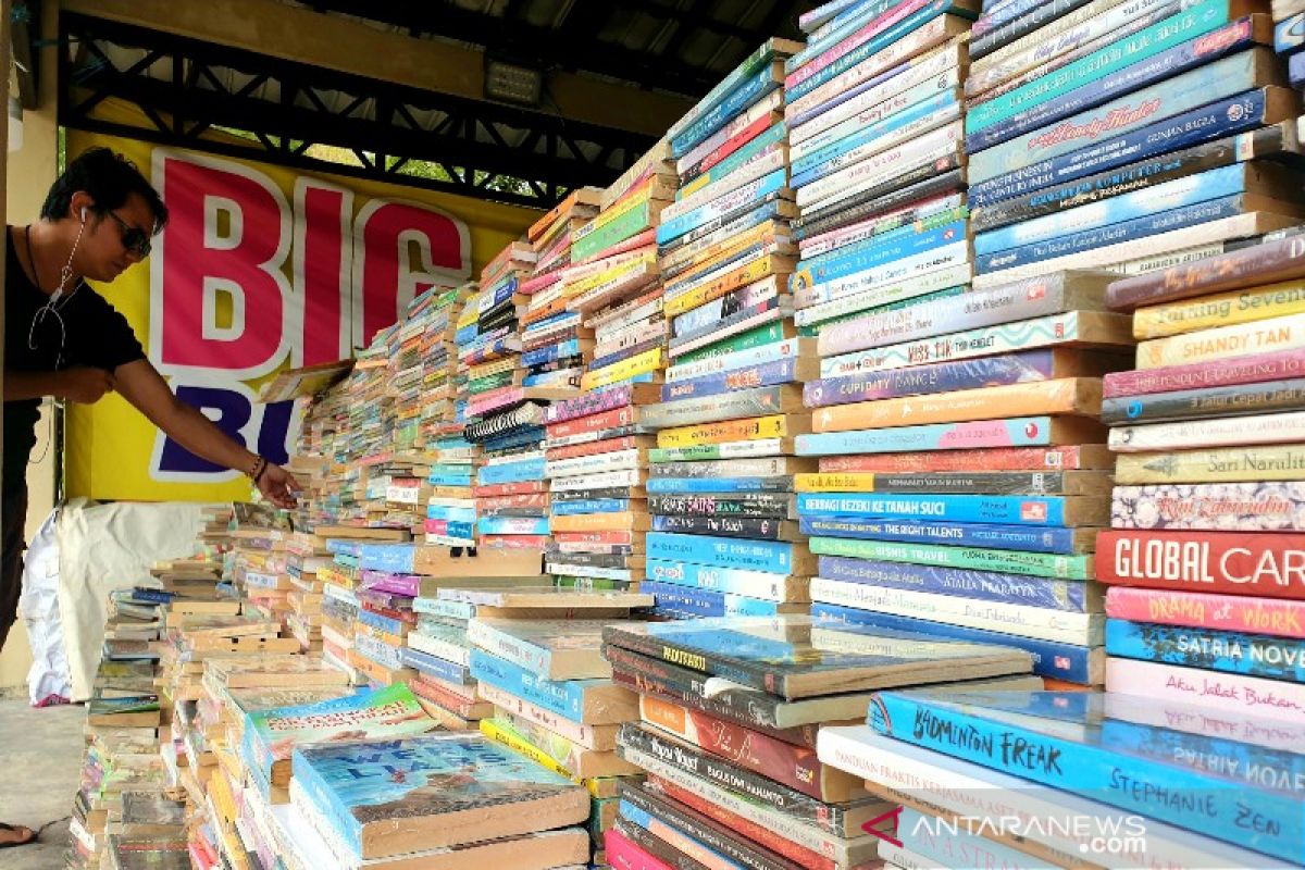 Bazar buku murah efektif rangsang minat baca di Kalteng