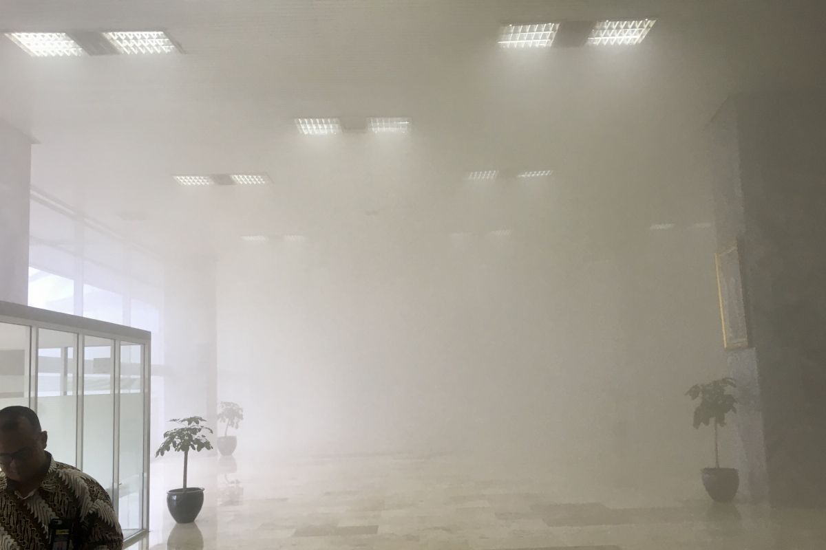 Saksi melihat asap muncul di lantai 9 Gedung MPR/DPR