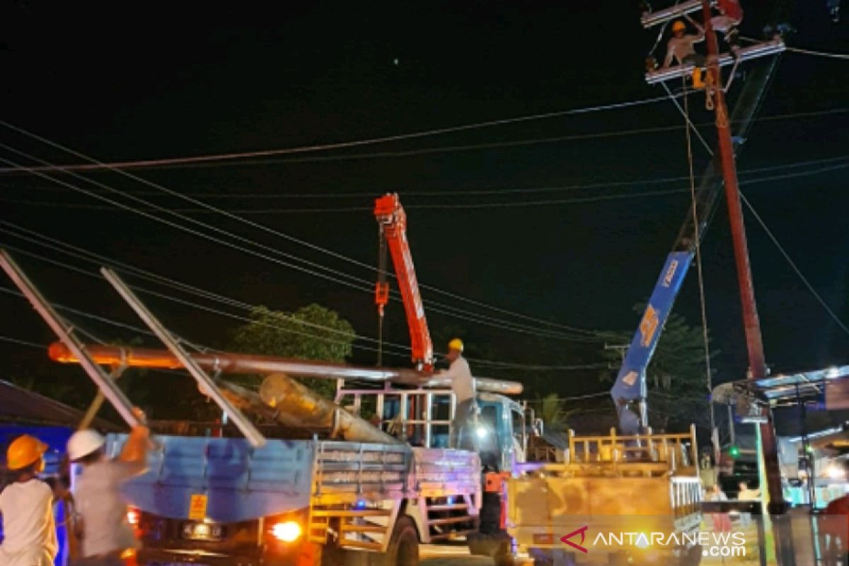 Pascaputing beliung, sejumlah tiang listrik yang rusak diperbaiki