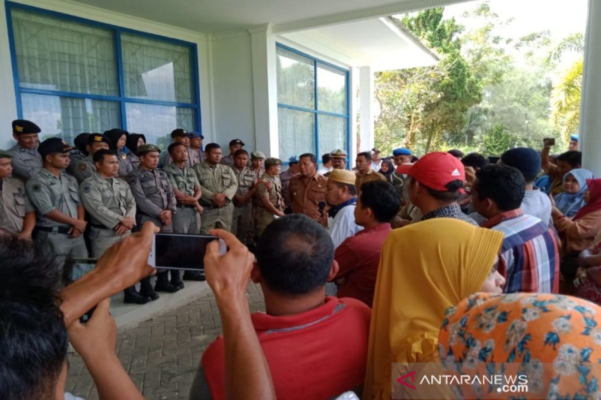 Tuntut kepastian relokasi, pedagang pasar Panyabungan demo