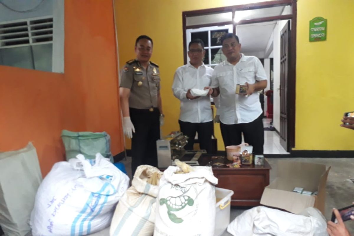 Polda Jatim gerebek rumah produksi jamu kuat ilegal di Surabaya