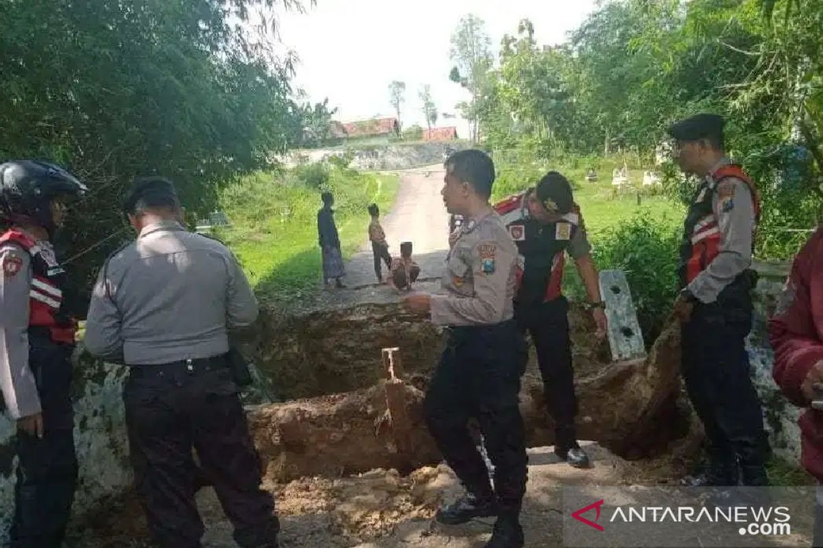 Dua jembatan di Pamekasan putus diterjang banjir