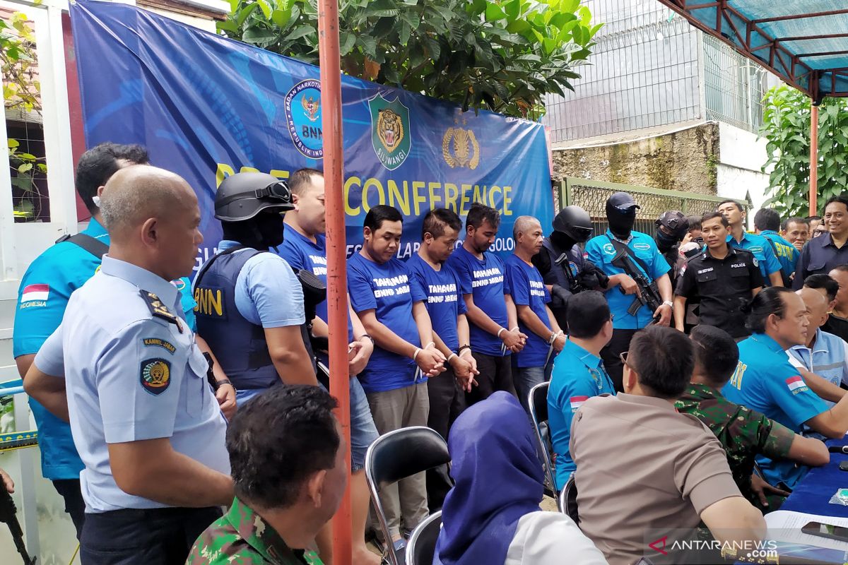 BNN names five suspects in Bandung drug factory case