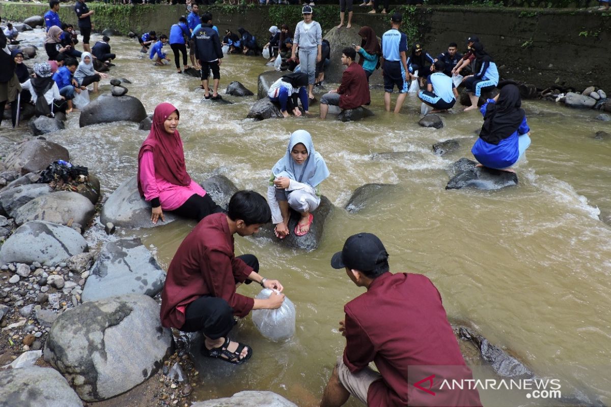 Lestarikan ikan lokal, ribuan Ikan Dewa dilepas ke Sungai Ciliwung di Puncak Bogor