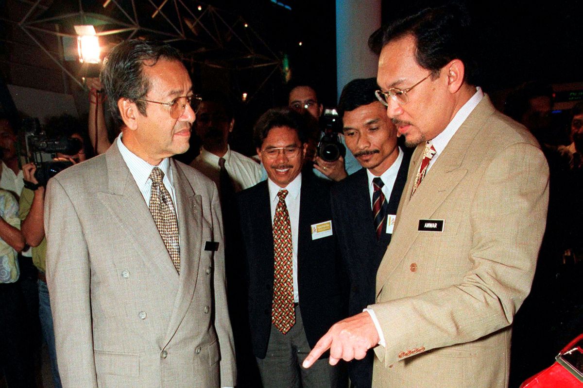 Anwar Ibrahim berusaha menjadi PM di tengah kekacauan politik di Malaysia