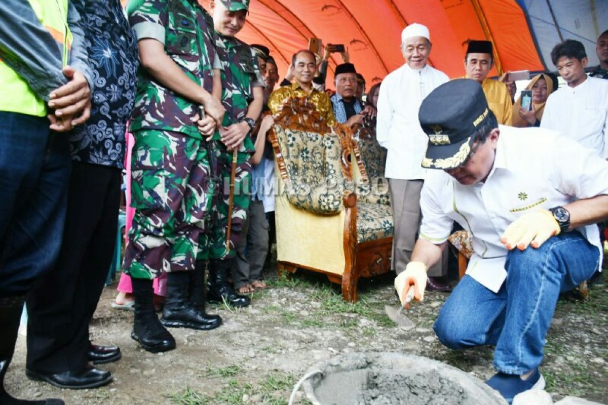 Bupati Poso letakan batu pertama pembangunan rusun Pesantren Walisongo