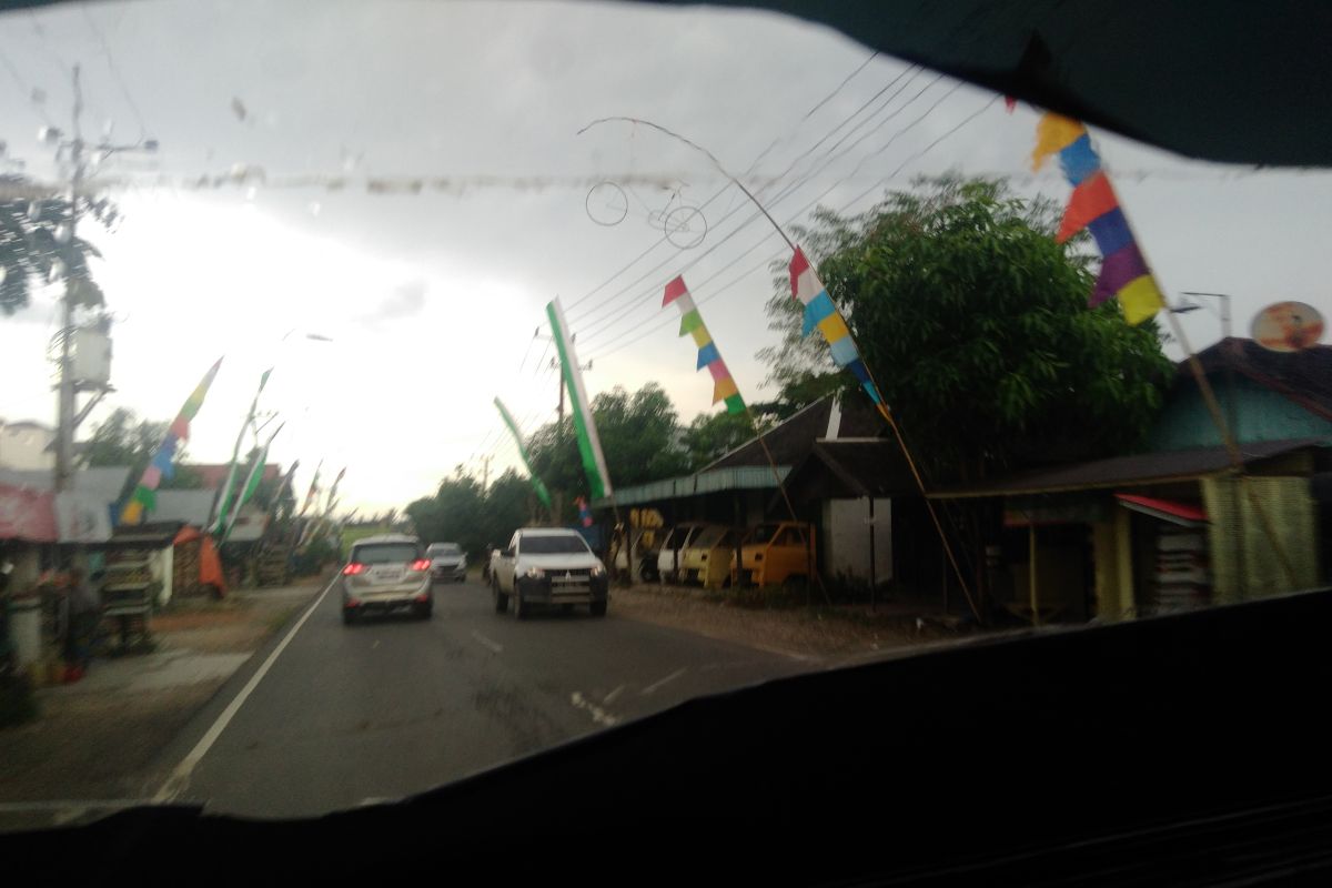 Dekorasi sepanjang jalan sambut haul  guru Sakumpul