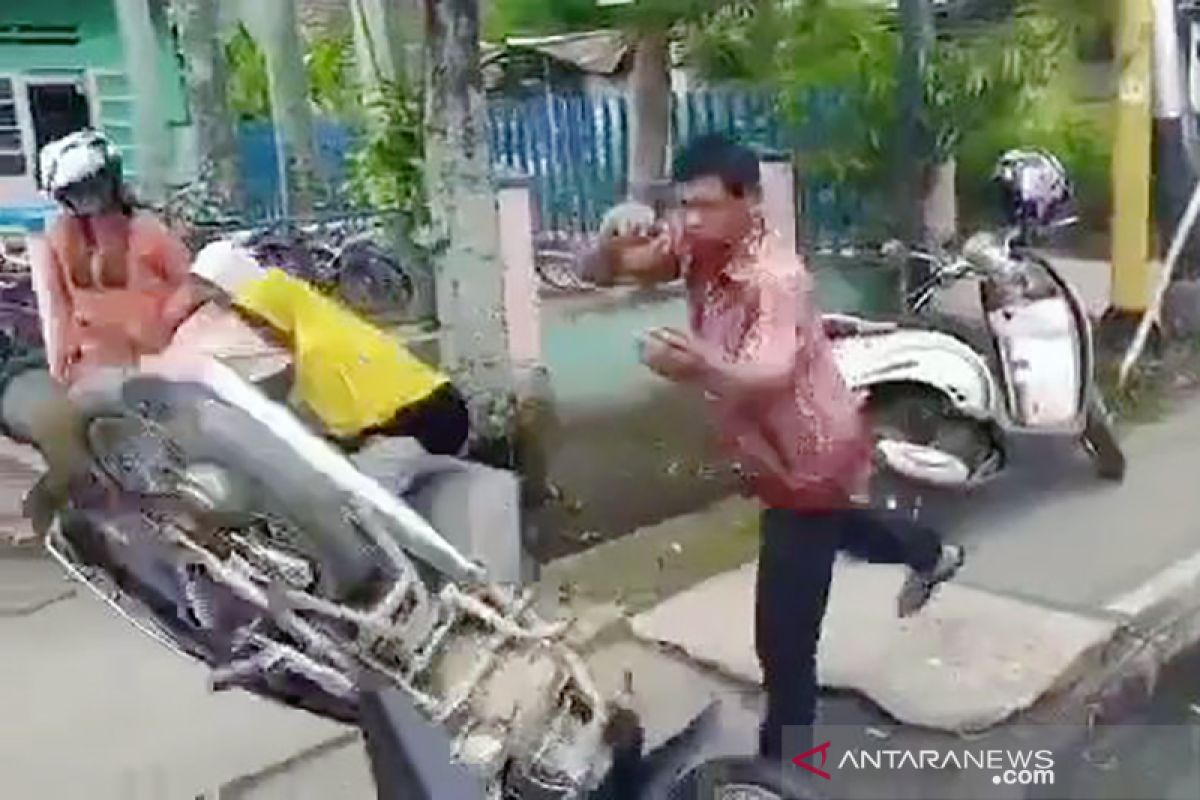 Viral, pengendara di Inhu banting motor depan Polisi usai ditilang