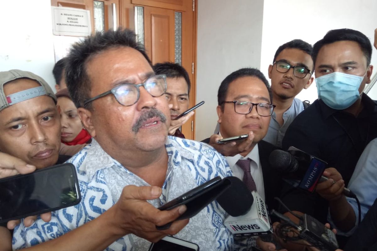 Rano Karno bantah terima uang Rp1,5 miliar dari Wawan