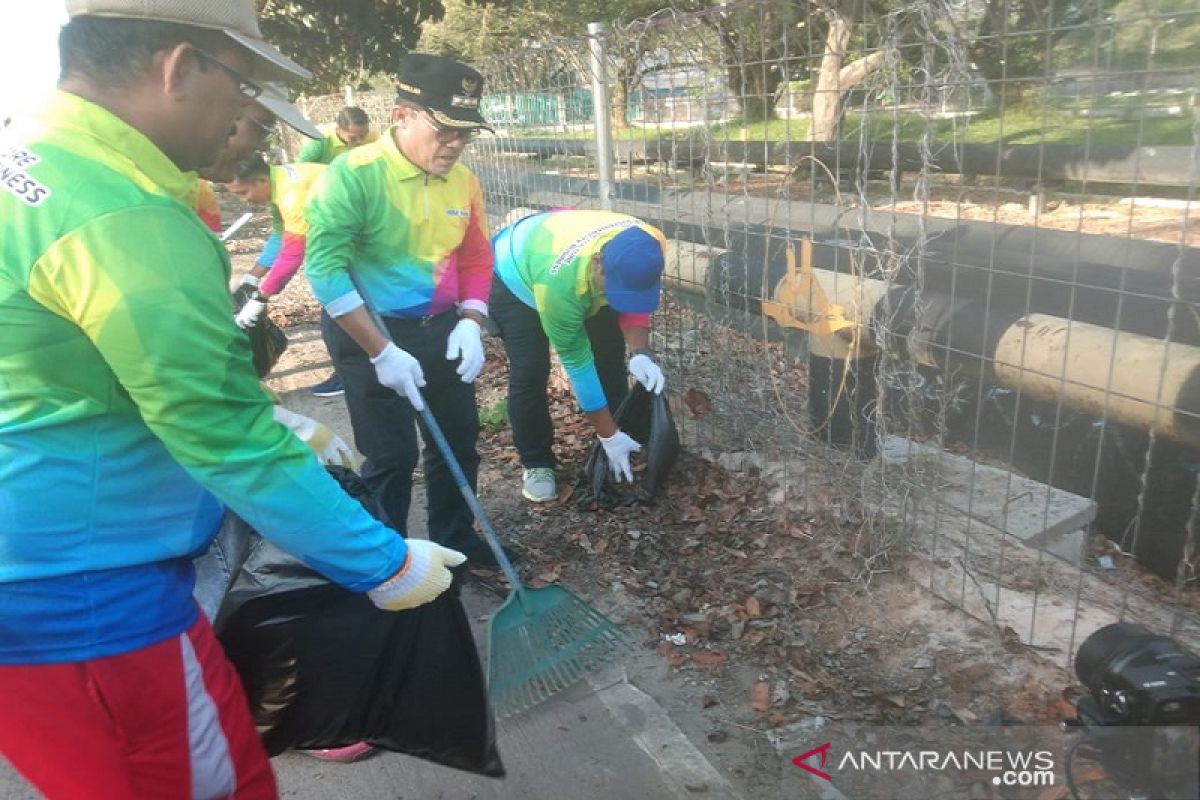 Pertamina Dumai gelar aksi bersihkan sampah areal kilang minyak