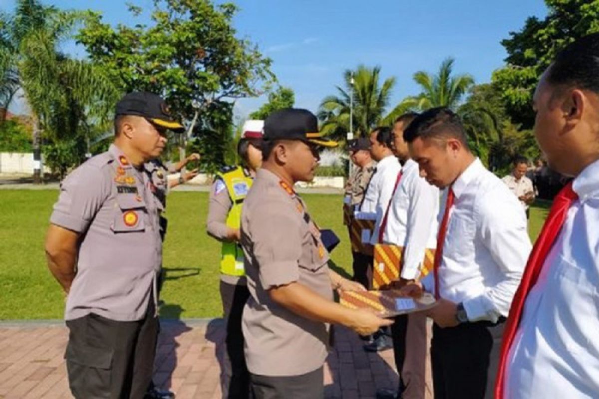 Kepala Polres Kotamobagu memberi penghargaan enam personel berprestasi