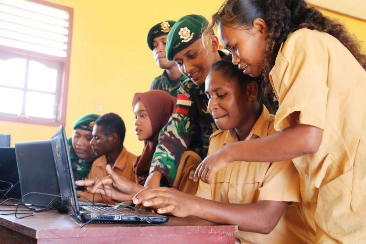 Prajurit TNI ajarkan ilmu dasar komputer siswa SMP Papua di perbatasan RI-PNG