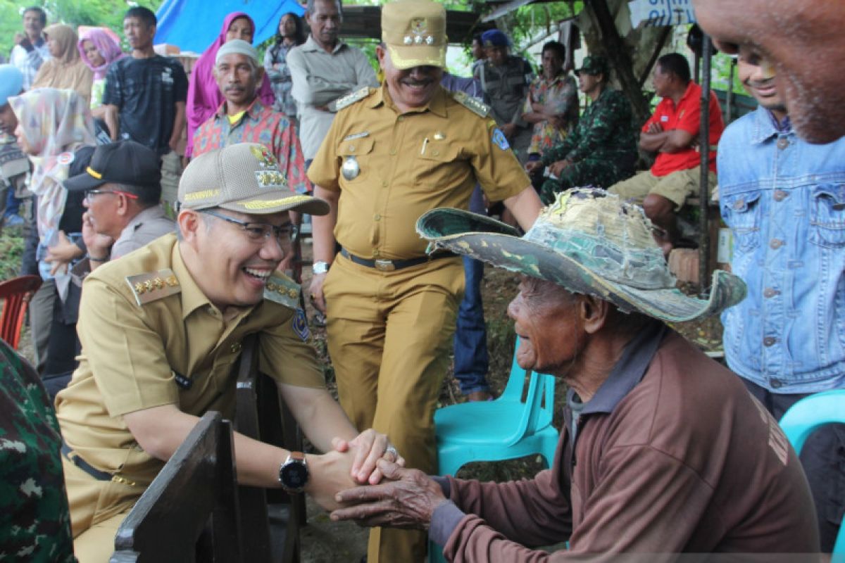 Pemkot Kendari bersama TNI/Polri bersinergi "bedah rumah" seorang lansia