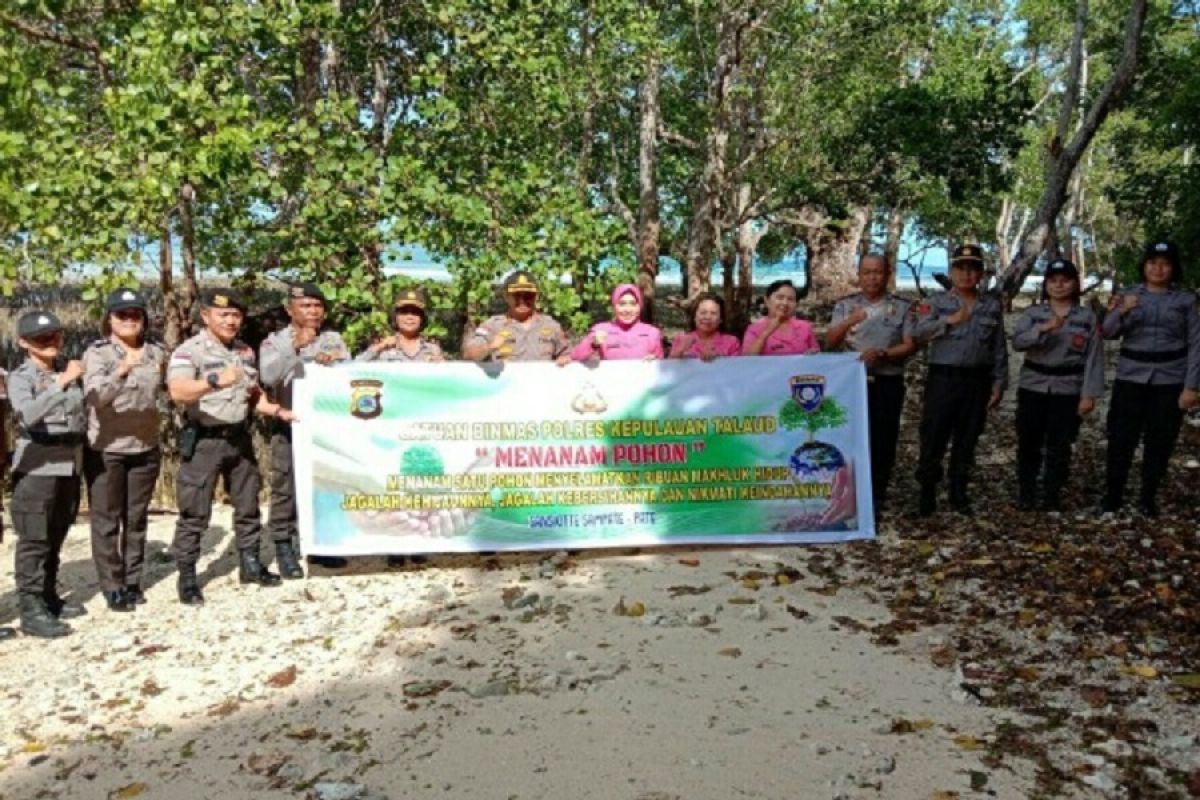 Polres Talaud-Bhayangkari Melakukan Penananam Pohon di Pantai Arangacca