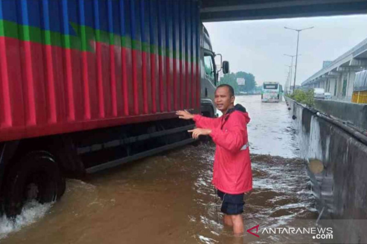 Hujan deras, sejumlah titik Tol Jakarta-Cikampek terendam