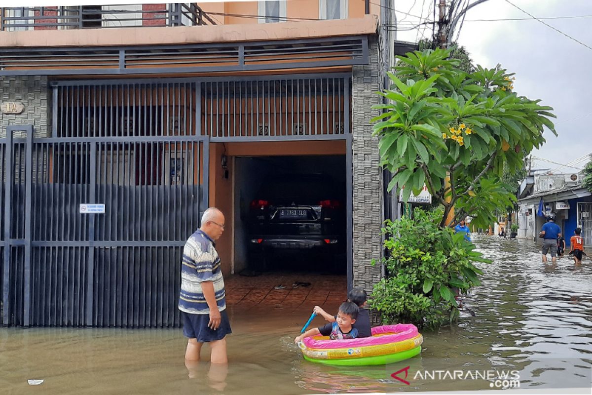 Banjir tutup akses jalan Pondok Jaya menuju Kemang