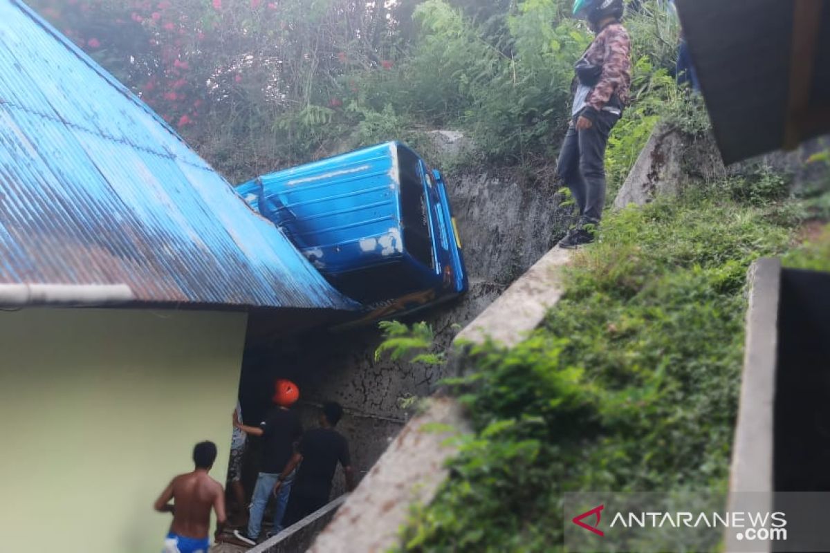 Angkot masuk jurang, tujuh penumpang luka-luka