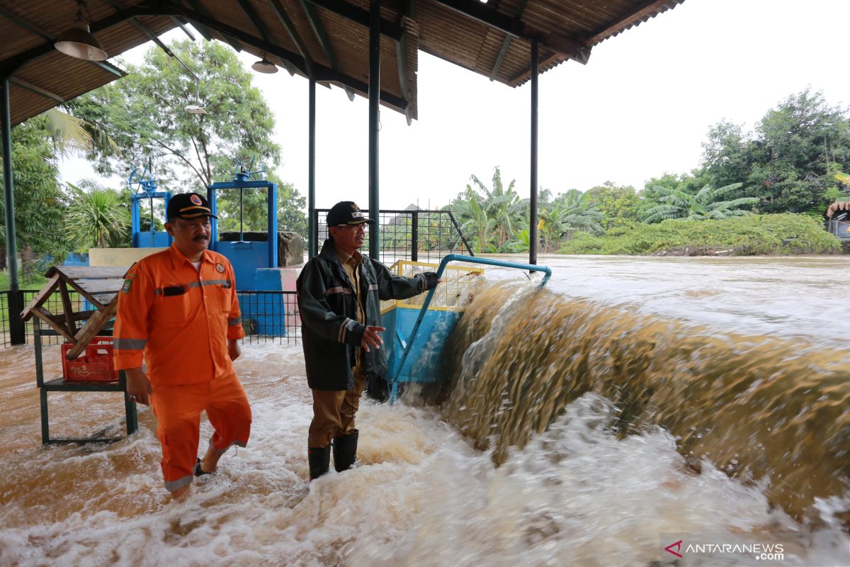 Tangani banjir luapan kali, Pemkot Tangerang pasang kisdam