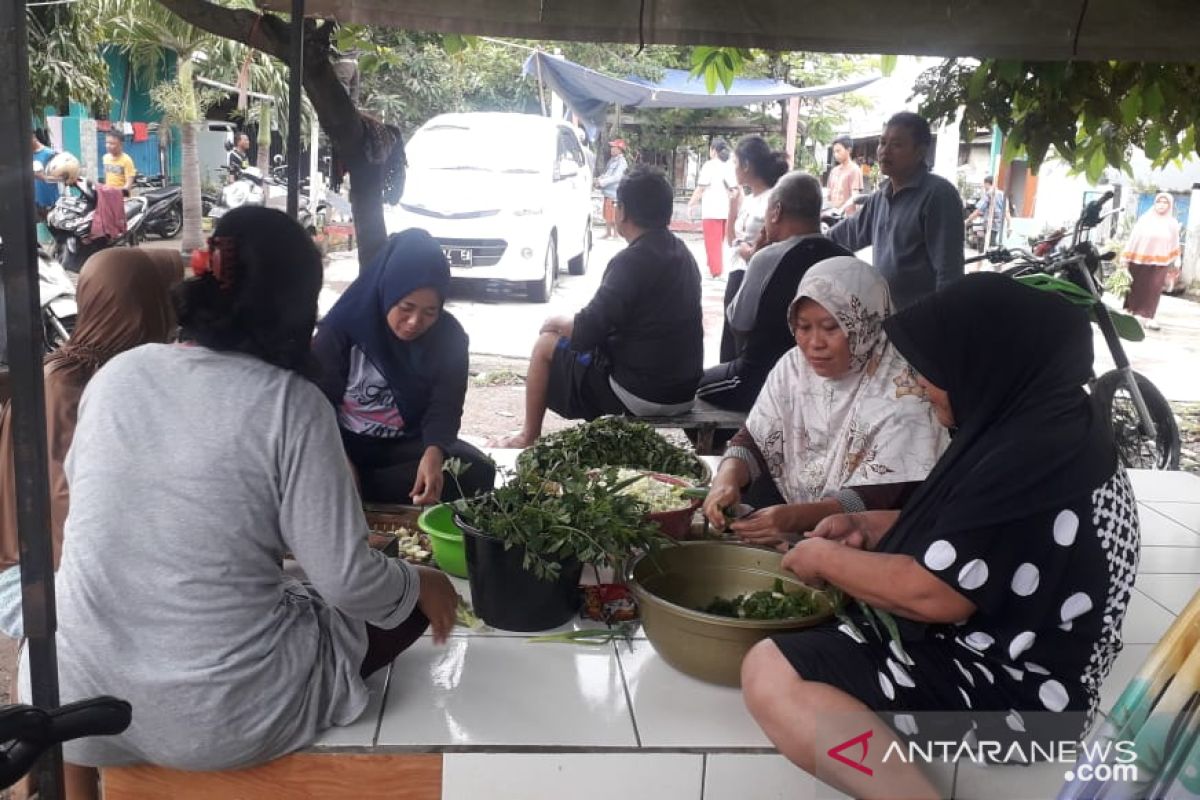 Korban banjir Karawang dirikan dapur umum swadaya