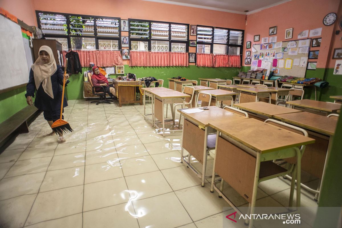 Sejumlah sekolah di Jabodetabek diliburkan akibat banjir