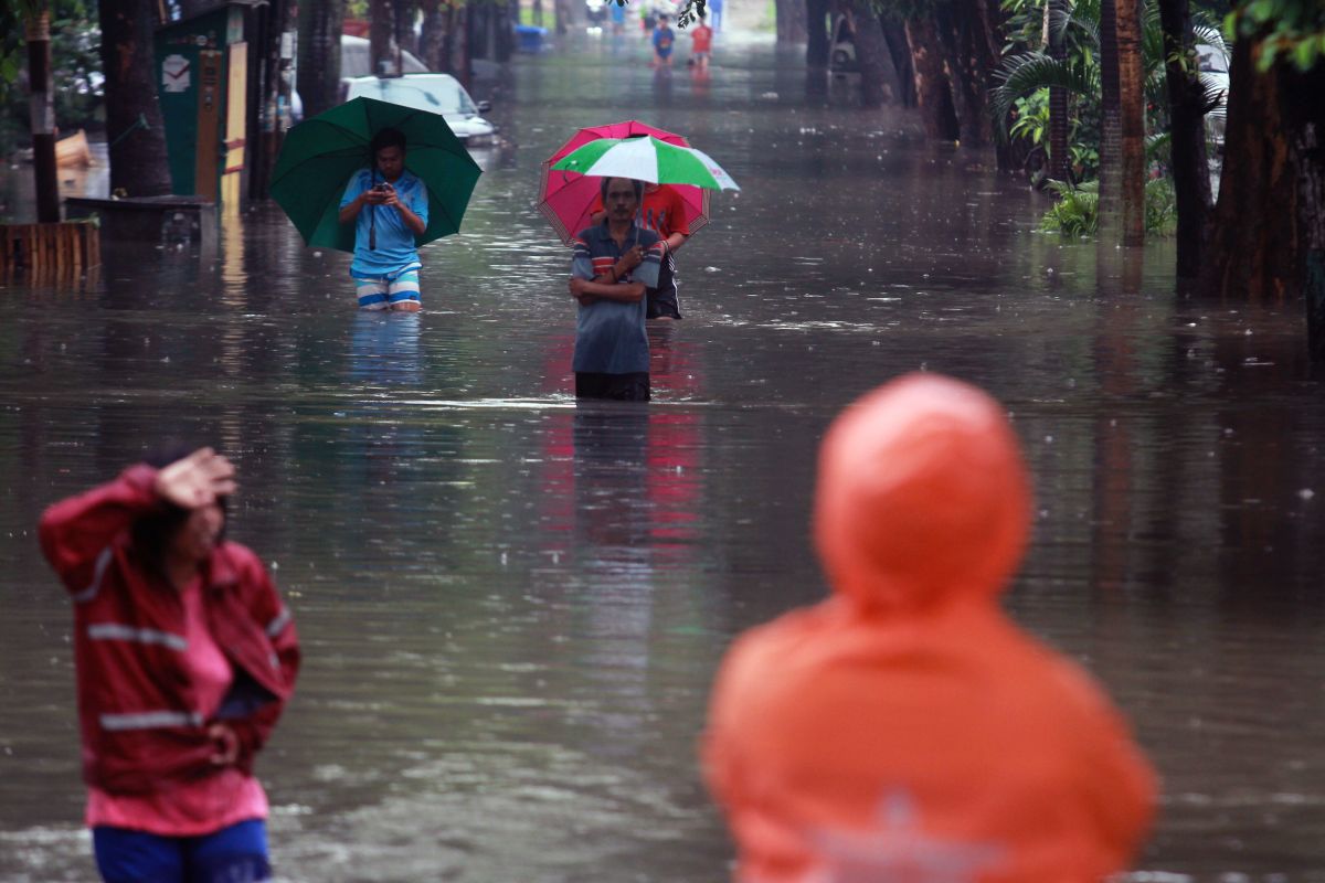Hujan lebat sebabkan banjir di 13 titik di Kota Tangerang Banten