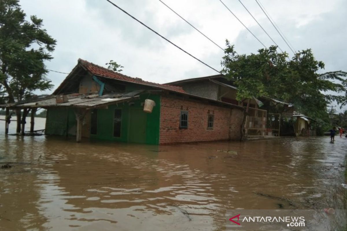 Banjir meluas 14 kecamatan di Karawang