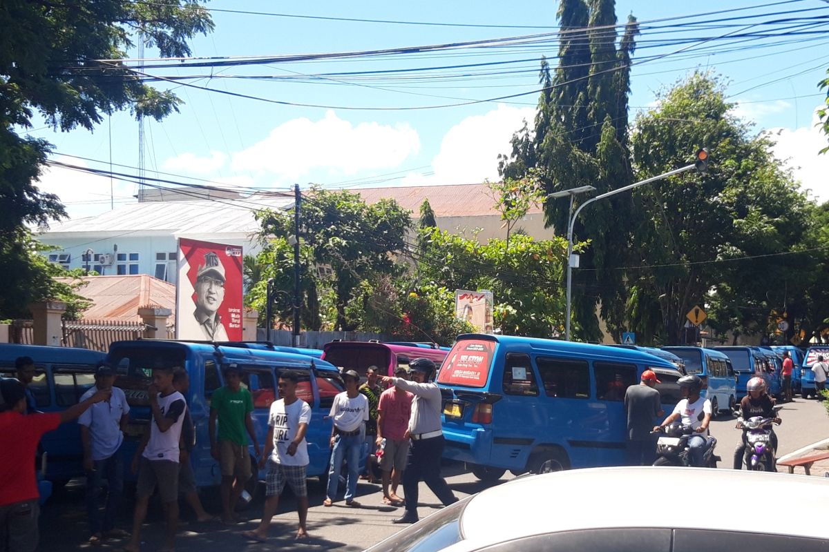 Sopir angkot tutup jalan demonstrasi kebijakan Dishub Ternate