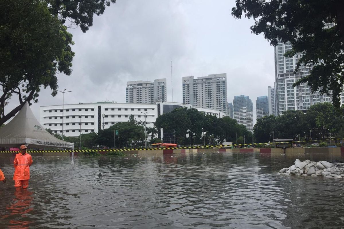 Underpass Kemayoran tenggelam, diperkirakan capai tujuh meter