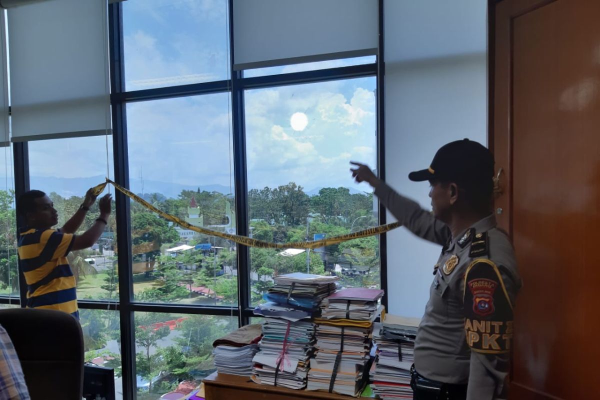 Peluru nyasar kagetkan pegawai di kampus Universitas Negeri Padang