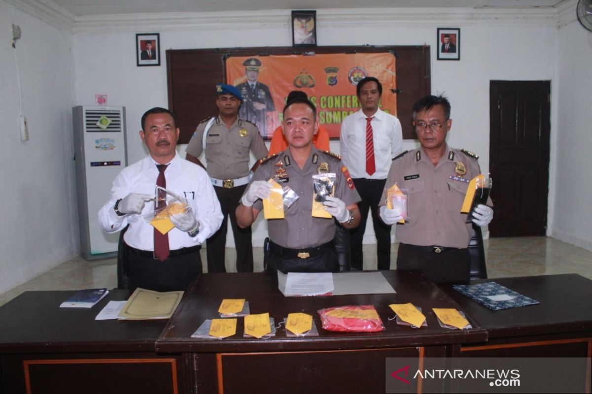 Polisi tangkap seorang pria sedang mengkonsumsi ganja