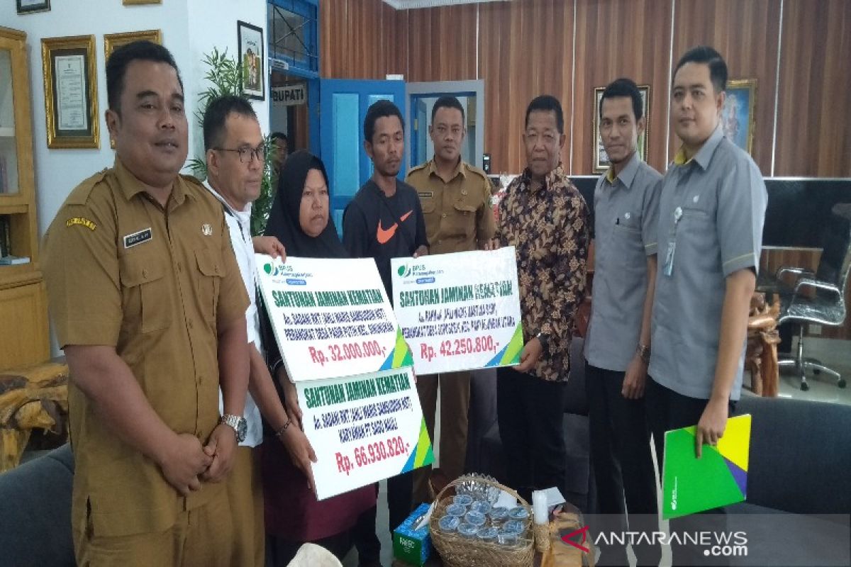 Bupati Madina salurkan santunan jaminan kematian BP Jamsostek ke ahli waris