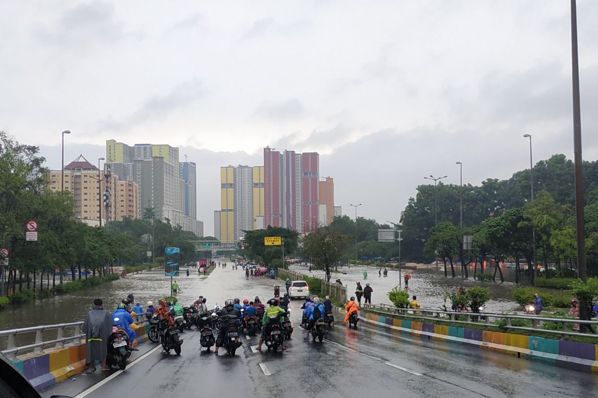 Banjir putus banyak jalur menunju Monas dari bagian timur Jakarta pusat