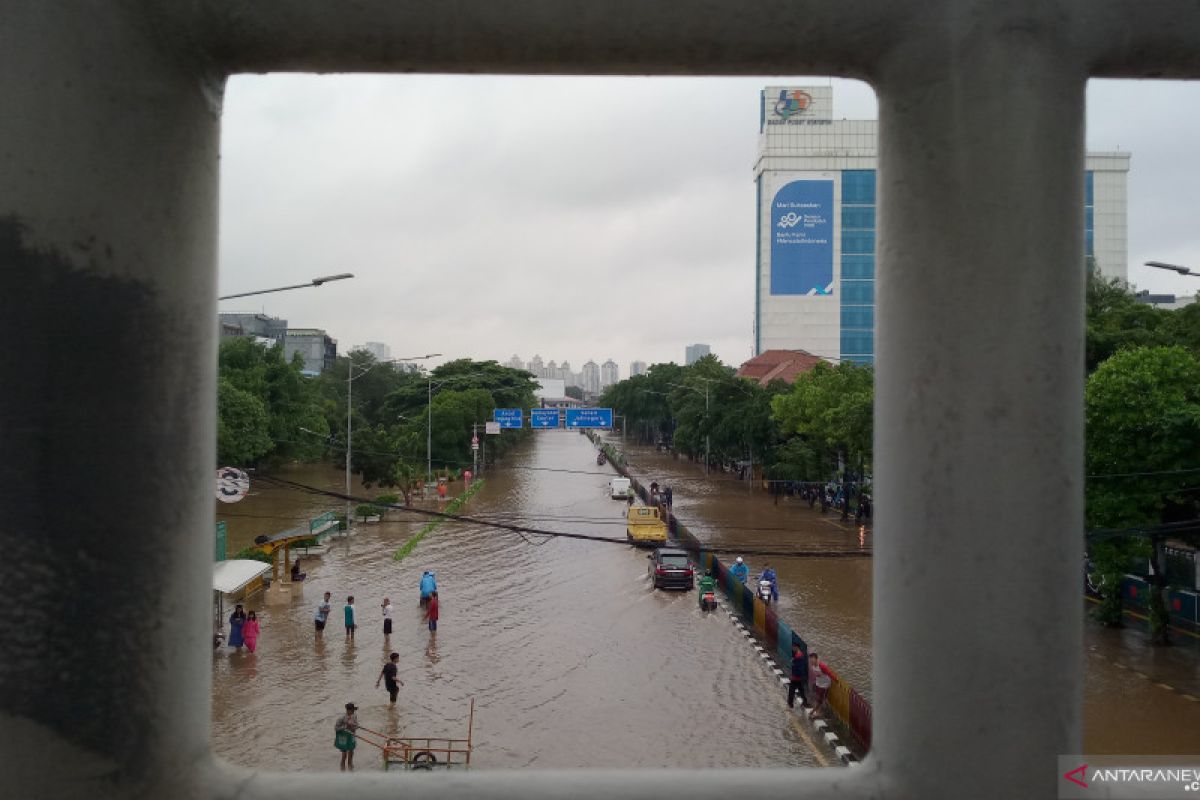 Hujan sudah reda, tapi jalan kawasan Pasar Baru masih terendam