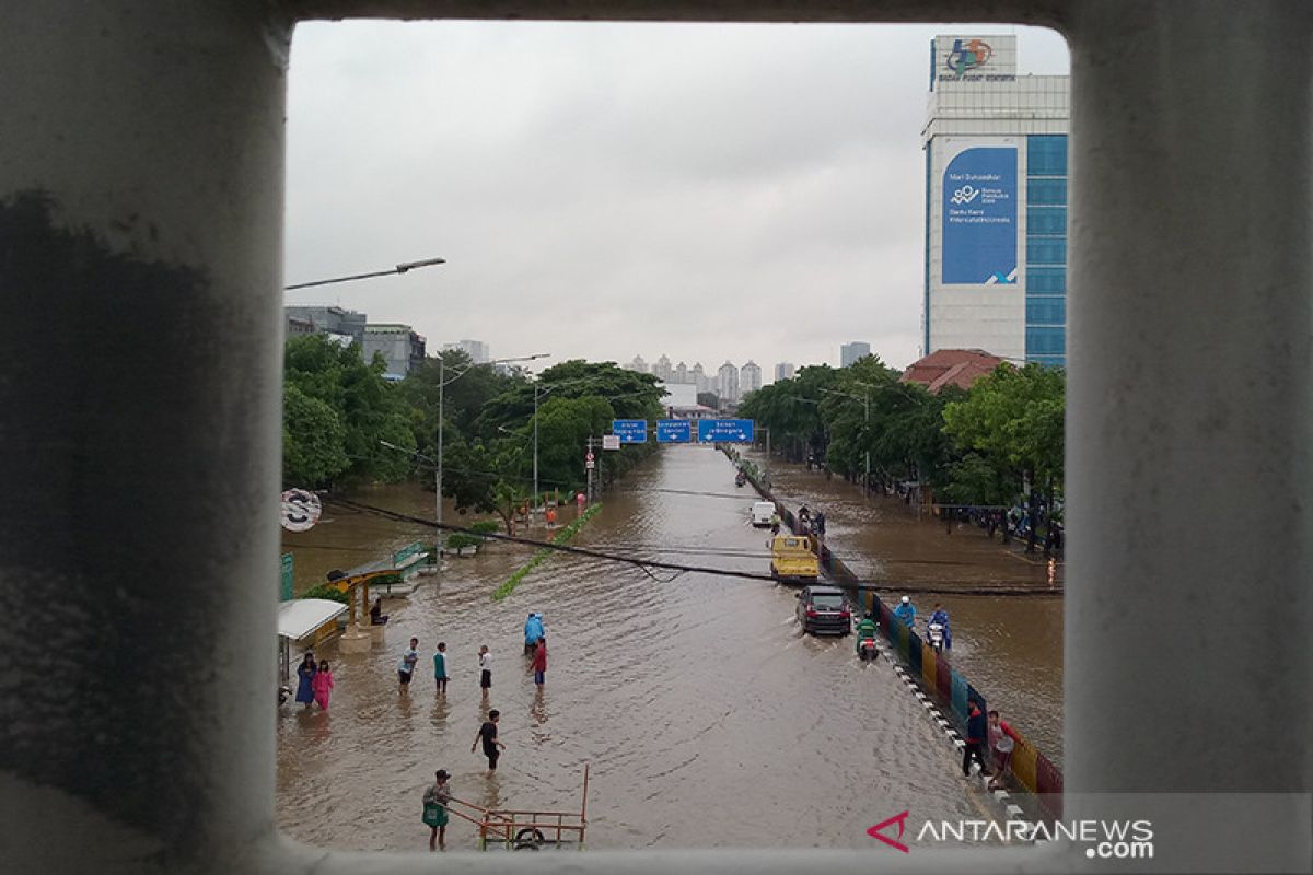 Hujan sudah reda, jalan kawasan Pasar Baru Jakarta masih terendam