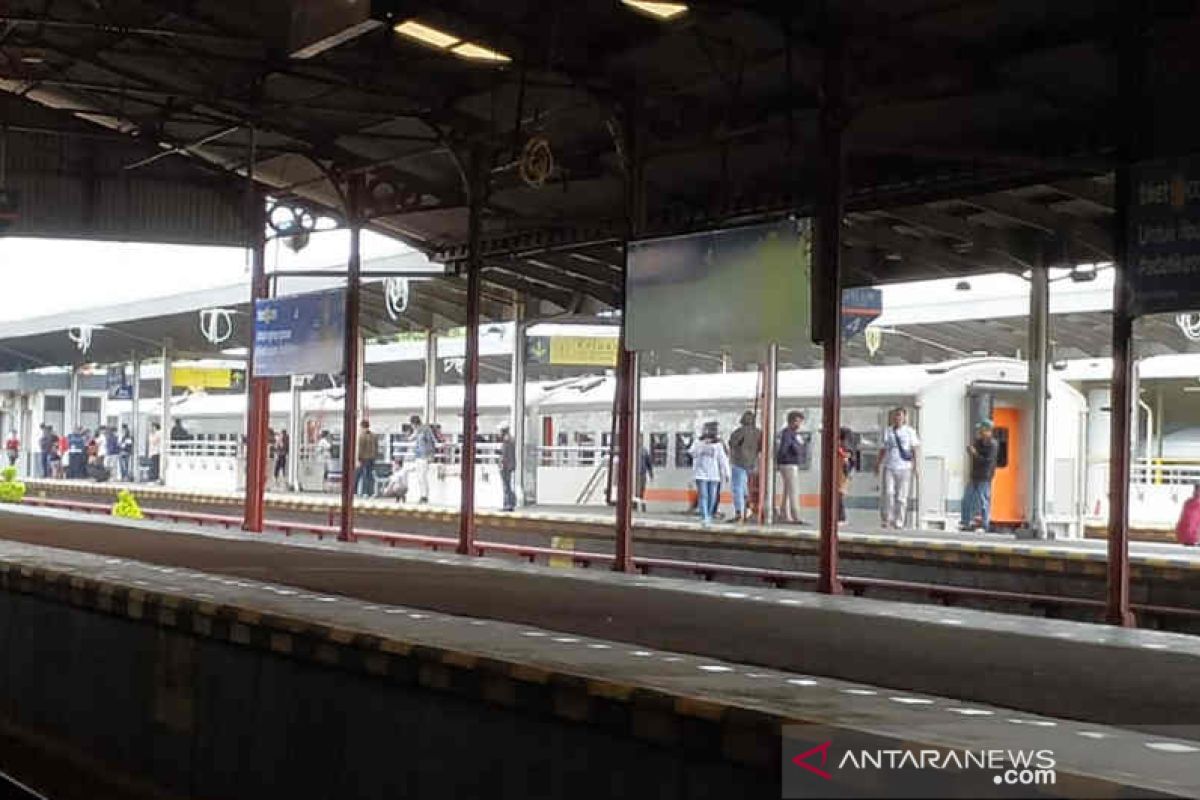 Imbas banjir Jakarta, perjalanan kereta Daop Cirebon terlambat