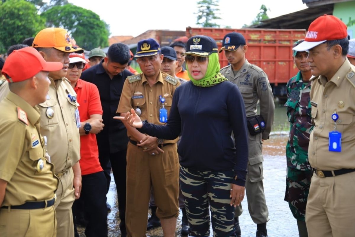 Bupati Tulangbawang tinjau lokasi banjir di Kampung Bugis