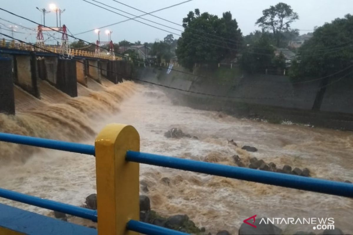 Tinggi muka air di Bendung Katulampa Kota Bogor Siaga IV