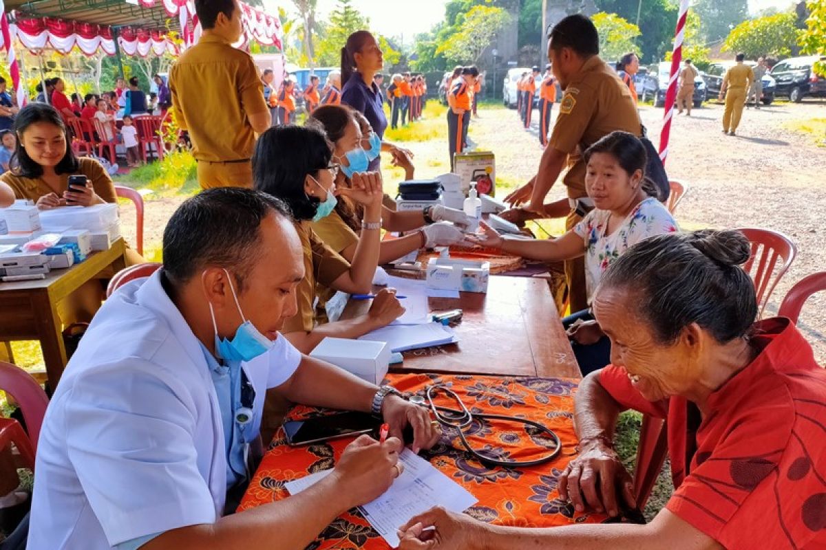 PKK Gianyar beri vaksin influenza kepada 100 lansia