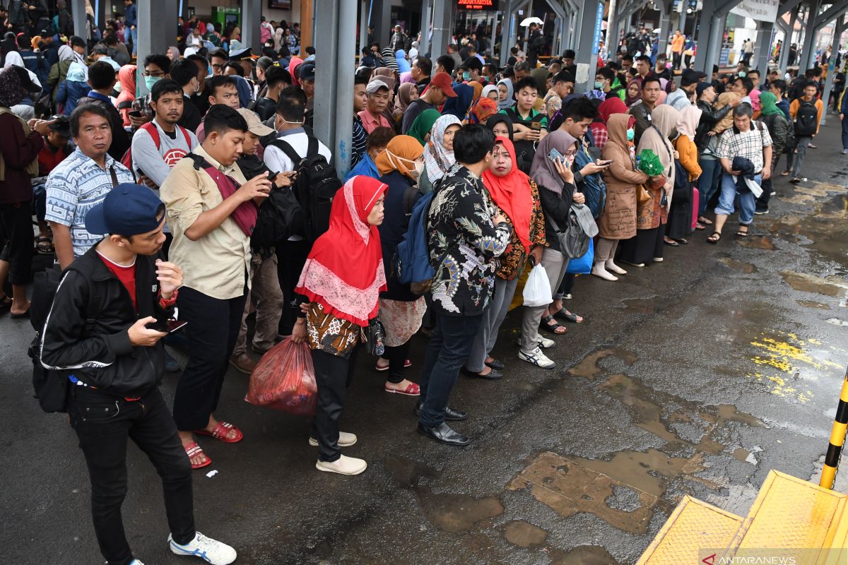 KCI mengevakuasi KRL anjlok