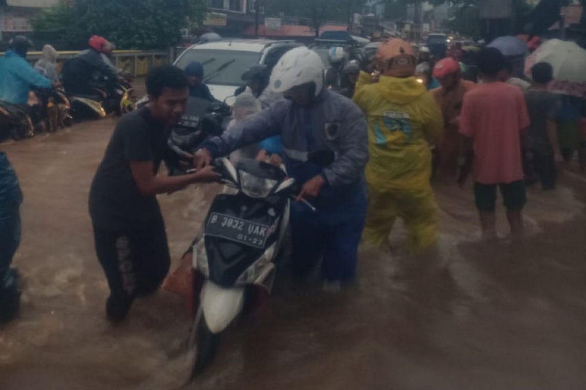 Puluhan jalan di Jaktim terendam banjir