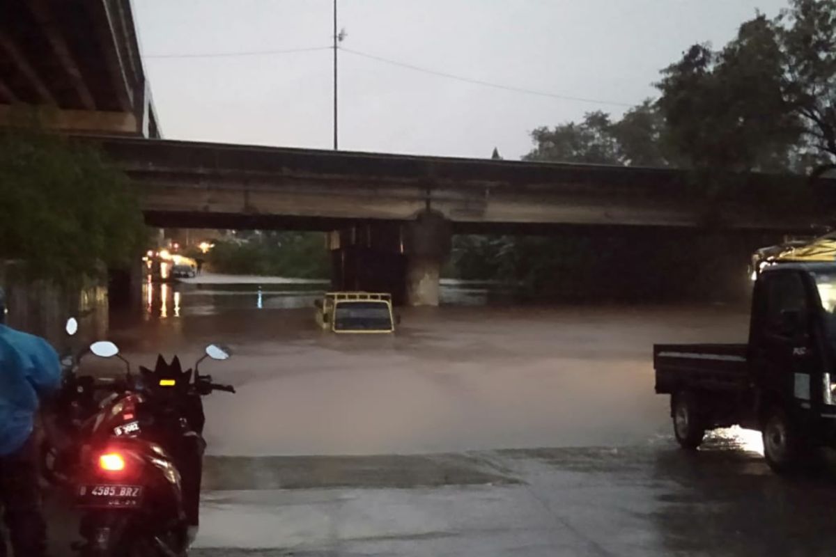 Waduh, 20.000 truk ekspedisi barang di Jakarta lumpuh karena banjir