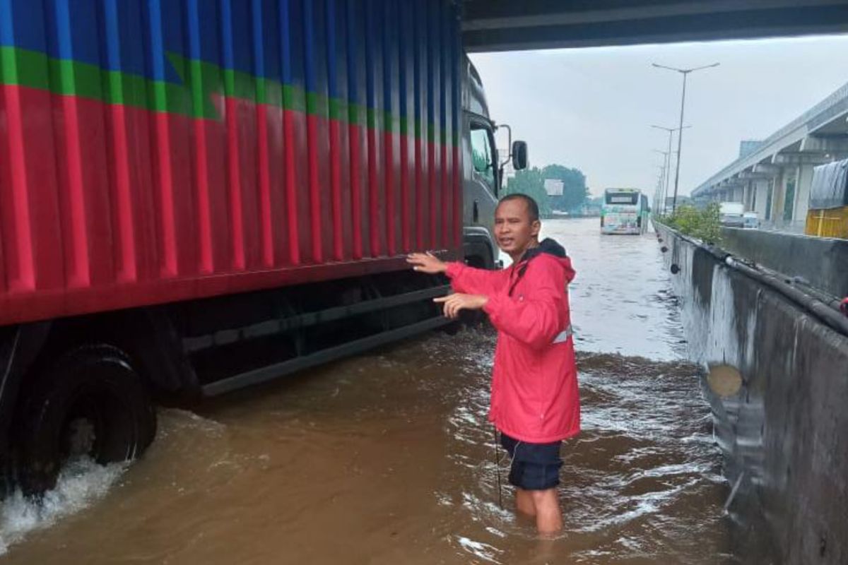 Sebagian Tol Jakarta-Cikampek bisa dilalui kendaraan