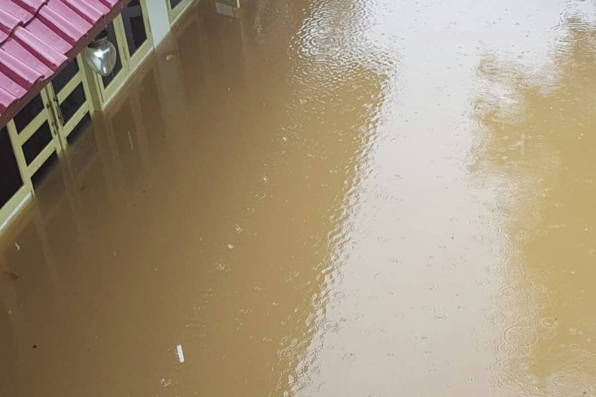 Rumah Roy Marten kebanjiran kembali