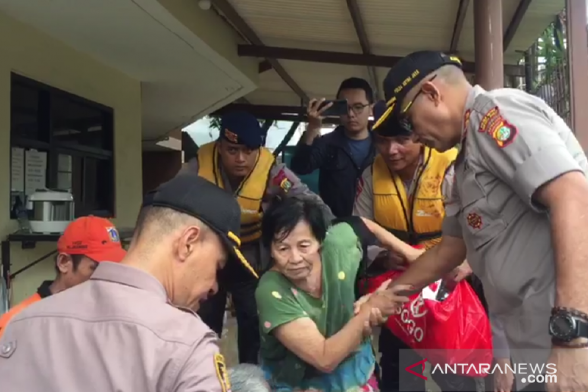 Evakuasi banjir TNI-Polri di Jelambar difokuskan penanganan medis