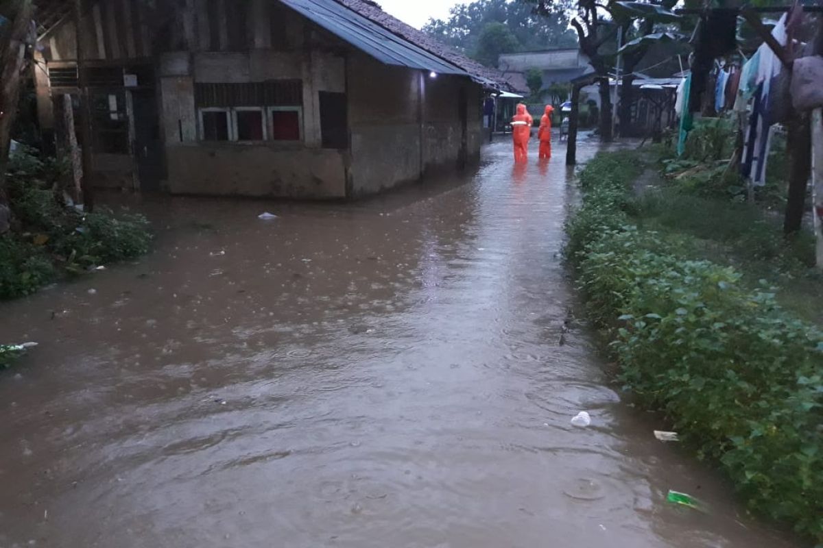 Incessant downpour inundates South Jakarta's several areas on Tuesday